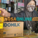 Salah satu pedagang saat melayani pembeli. Foto: BANGSAONLINE