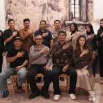 Kanit Kamsel Satlantas Polres Gresik, Ipda Andreas Dwi Anggoro, bersama Duta Lalu Lintas 2025, Zikky Karamy dan Yohara Kayzabrina Pinky. Foto: Ist