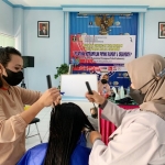 Para klien pemasyarakatan sedang mengikuti pelatihan keterampilan potong rambut dan creambath, Kamis (9/9).