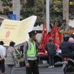 FPPM saat menggelar aksi di Pemkab Blitar. foto: tri susanto/BANGSAONLINE
