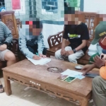 Petugas Satpol PP Kota Kediri saat melakukan pendataan terhadap pasutri yang digerebek warga. (foto: ist)