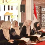 Ketua TP PKK Kabupaten Pasuruan, Merita Rusdi Sutejo saat tadarus di Pendopo Nyawiji Ngesti Wenganing Gusti, Rabu (25/2/2026).