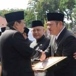 Bupati Sidoarjo H Saiful Ilah menerima penghargaan Kabupaten Sehat yang diserahkan Gubernur Jatim Dr Soekarwo, di Gedung Negara Grahadi, Surabaya, Rabu (12/10). foto istimewa