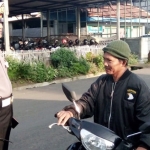 Kanit Turjawali Polres Batu, Iptu Hariyanto saat memperingatkan salah seorang pengendara yang tidak mengenakan helm, Rabu (29/1) pagi. 