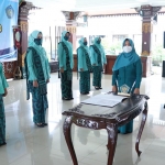 Suasana saat proses pelantikan dan serah terima kepada Ketua TP PKK kecamatan di Kabupaten Mojokerto.
