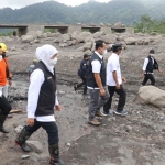 Gubernur Jawa Timur Khofifah Indar Parawansa meninjau dampak banjir lahan dingin di daerah aliran sungai (DAS) yang mengakibatkan putusnya jembatan dam di Dusun Sumberlangsep, Desa Jugosari, Kecamatan Candipuro, Kabupaten Lumajang, Rabu (5/1).