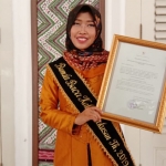 Nayla Baddrut Tamam menunjukkan penghargaan Bunda Baca Kabupaten Pamekasan 2019.