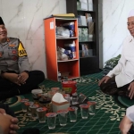 Kapolres Mojokerto Kota AKBP Herdiawan Arifianto saat berbincang dengan Ketua MUI Kota Mojokerto KH Abdul Halim Hasyim