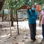 Kasi Pemdes Tempurejo Hery Susanto (kiri) saat mendampingi Maman, Kasi Pencegahan dan Pengamanan Hutan Ditjen Penegakan Hukum Lingkungan Hidup dan Kehutanan KLHK RI ketika mengecek Kawasan Lindung Sumber Pawon, Jumat (8/1) lalu. foto: MUJI HARJITA/ BANGSAONLINE