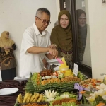 Kepala Kantah Kabupaten Pasuruan, Herman Hidayat, saat melakukan potong tumpeng.
