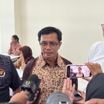 Abdul Haris saat memberikan keterangan di Sekolah Rakyat UNESA