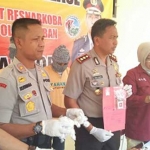 Kapolres Tuban saat menunjukkan barang bukti sabu dan beserta tersangka pengedar sabu.