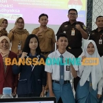 Kasi Intel Kejari Kabupaten Kediri, Roni (berdiri belakang paling kanan), dan Tim Dewan Juri bersama lima peserta yang masuk final. Foto: MUJI HARJITA/BANGSAONLINE