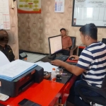 Pelaku saat diamankan di Polsek Nglegok