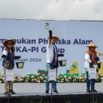 Dirut PI, Rahmad Pribadi (kiri), Dirut Petrokimia Gresik, Dwi Satriyo Annurogo (kanan), CEO & Founder Benihbaik.com, Andy F. Noya, beserta Ketua Umum PIKA PI, Tata Rahmad Pribadi dan Ketua Umum PIKA PG, Atik Dwi Satriyo saat demplot pupuk NPK berbasis organik Phonska Alam di Bogor (dok. ist)