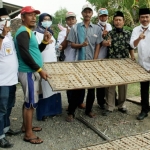 Cabup Moh. Qosim (paling kanan) bersama para pembuat krupuk di Desa Bulurejo, Kecamatan Benjeng. foto: ist.