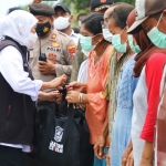 Gubernur Khofifah menyerahkan santunan duka cita kepada keluarga korban meninggal dunia akibat laka air di Tuban.