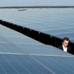 Seorang pria berjalan antara panel Photovoltaic di pusat Energi Matahari, yang baru saja diresmikan 1 Desember 2015, di Cestas kemarin. foto: telegraph.co.uk/AFP/Getty Images