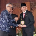 Pj Bupati Bangkalan, Arief Moelia Edie, saat menerima penghargaan karena sukses menurunkan kasus stunting.