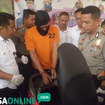 Tersangka saat menunjukan jok tempat bayi disimpan. foto: SOFFAN/ BANGSAONLINE