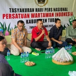 Ketua PWI Tuban, Suwandi (pegang mik), saat memberikan sambutan dalam acara refleksi HPN 2025.