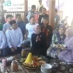 Fatma Saifullah Yusuf memotong tumpeng dalam tasyakuran pembangunan kantor Fatma Foundation di kawasan Gayungsari. Hadir dalam kesempatan itu Gus Ipul dan Ustadz Yusuf Mansur. Foto : DIDI ROSADI/BANGSAONLINE