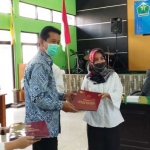 Kepala Perwakilan BKKBN Jatim S. Teguh Santoso memberikan penghargaan Satya Lancana kepada salah satu Penyuluh KB. 