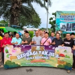 Kepala Kejaksaan Negeri Kabupaten Kediri Pradhana Probo Setyarjo (berkopiah) bersama gabungan LSM di Kediri. Foto: Muji Harjita/BANGSAONLINE