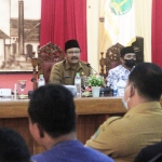 Wali Kota Pasuruan Saifullah Yusuf (dua dari kiri) saat menjelaskan progres penataan kawasan Alun-Alun Kota Pasuruan.