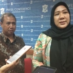 Kabid Pembinaan Olahraga Arief Setya Purwanto dan Ketua (GOW) Surabaya Iin Hendro Gunawan saat jumpa pers. foto: YUDI A/ BANGSAONLINE