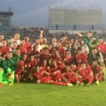 Foto bersama skuat Madura United dan Timnas U-22 usai pertandingan. foto: FAUZI/ BANGSAONLINE