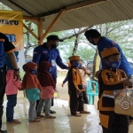 Komunitas dan Relawan Sahabat Berbagi Kabupaten Tuban saat membagikan santunan kepada 115 anak yatim dan dhuafa.