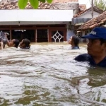 Ketinggian banjir di Sampang capai 2 meter, warga terpaksa mengungsi.