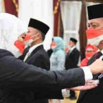 Gubernur Jawa Timur Khofifah Indar Parawansa menyematkan penghargaan Anugerah Satyalancana Karya Satya pada 150 ASN Pemprov Jatim di Gedung Negara Grahadi, Jumat (12/8/2022).