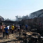 Warga melakukan pembasahan di titik lokasi kebakaran.