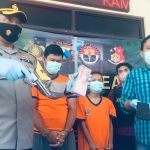 Kedua pelaku perampokan dengan menggunakan pistol korek api usai diringkus polisi.