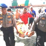 Kasatpolair Ikut Mengangkat Nelayan Yang Menceburkan Diri ke Laut