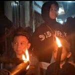 Sejumlah anak saat mengikuti pawai obor. Foto: Muji Harjita/BANGSAONLINE