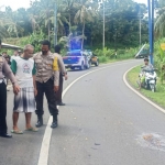 Anggota Satlantas Polres Pamekasan saat menggelar olah TKP. (foto: ist)