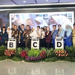 Kajati Jatim saat foto bersama para peserta lomba cerdas cermat.