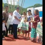 SBY saat memberikan hadiah kepada surfer asal Jepang, pemenang grade 1, divisi wanita.