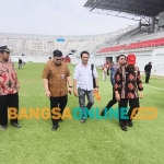 Bupati Kediri Hanindhito Himawan Pramana saat meninjau Stadion Gelora Daha Jayati bersama pejabat terkait. Foto: Muji Harjita/BANGSAONLINE