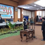 Wakil Ketua DPRD Nur Saidah saat memimpin sumpah jabatan dalam pelantikan Nasihan sebagai anggota DPRD Gresik. foto: SYUHUD/ BANGSAONLINE