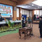 Wakil Ketua DPRD Nur Saidah saat memimpin sumpah jabatan dalam pelantikan Nasihan sebagai anggota DPRD Gresik. foto: SYUHUD/ BANGSAONLINE