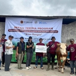 Kelompok peternak sapi di Turen Sejahtera saat menerima bantuan dari PT Smelting. Foto: Ist