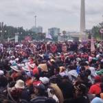 MASIH BERJUANG: Aksi ribuan honorer di depan Istana Negara. foto: rakisa/ BANGSAONLINE