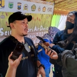 Ketua BPD Desa Punten, Rio Hendra, saat memberi keterangan kepada awak media.