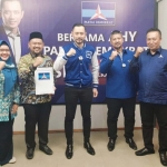 Gus Yani dan Ning Min foto bersama Ketum DPP PD AHY dan Ketua PD Gresik Eddy Santoso usai menerima rekom. foto: ist.