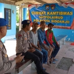 Masyarakat saat berdialog dengan Satpolairud Polresta Sidoarjo.