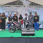 Bupati Tuban Periode 2011-2024 KH. Fathul Huda bersama bakal paslon Riyadi-Wafi berada di atas panggung di sela-sela pengundian hadiah.
